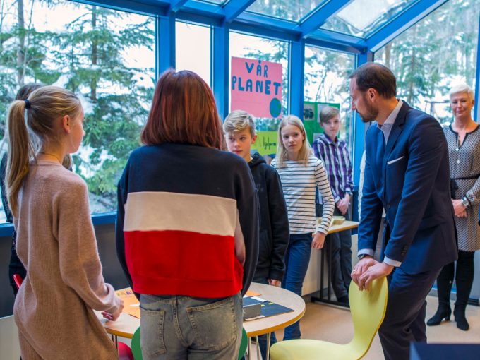 Elevene på Vang fortalte Kronprinsen om prosjektene sine. Foto: Tommy Lund, Rygge kommune